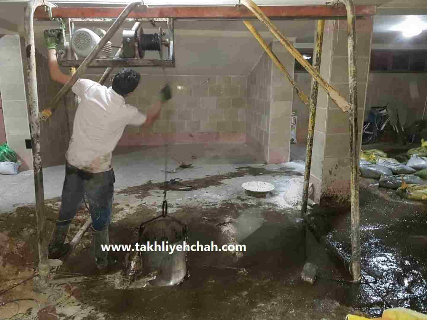 تخلیه کامل چاه فاضلاب قبل از شروع کف تراشی