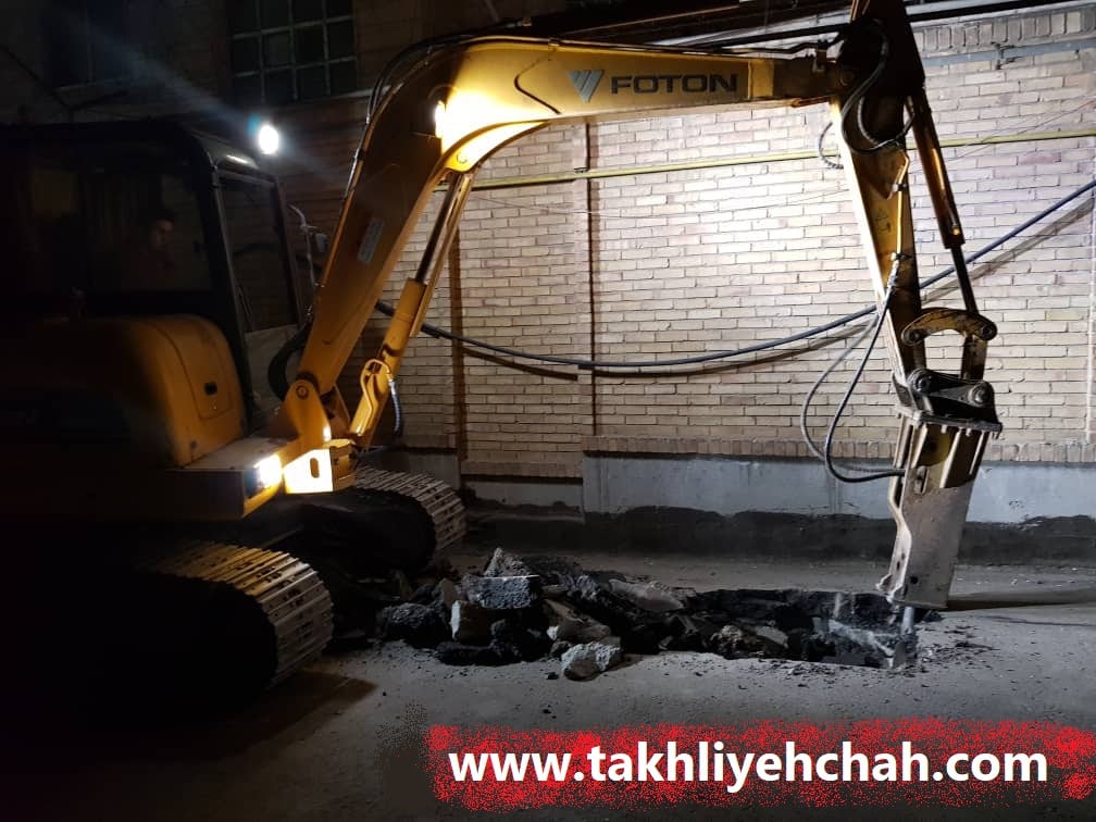 حفاری مسیر برای لوله کشی فاضلاب شهری